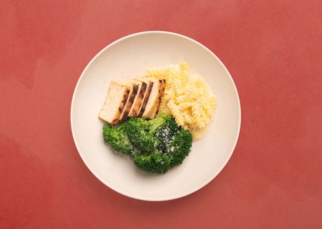 Simple plate of grilled tofu, plain broccoli and unadorned fusilli pasta